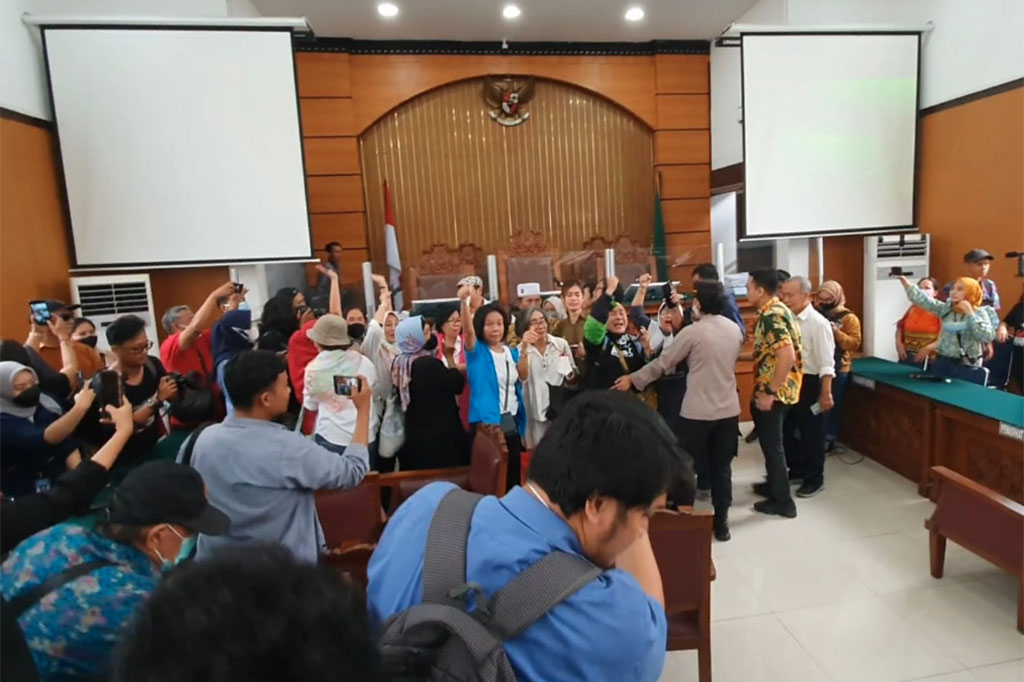 Kericuhan sempat terjadi setelah puluhan fans Bharada Richard Eliezer atau Bharada E merangsek masuk ke dalam gedung Pengadilan Negeri Jakarta Selatan, pascapembacaan putusan vonis, Rabu, 15 Februari 2023.