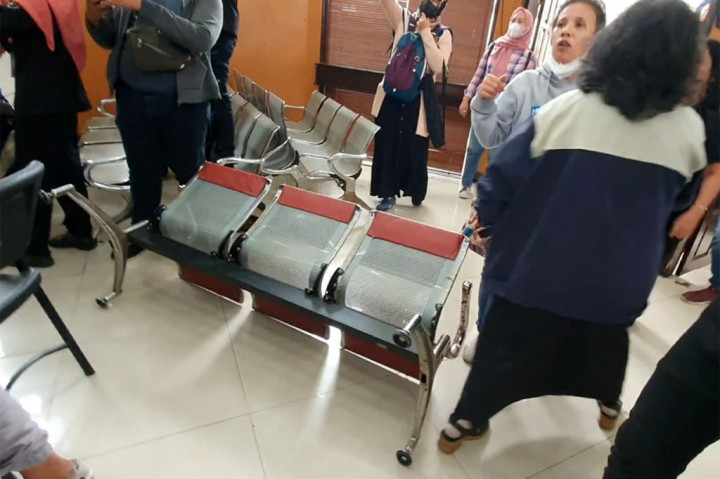 Akibatnya kursi yang ada di dalam gedung berantakan
