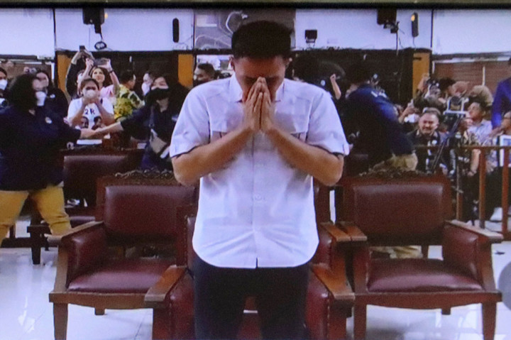 Terdakwa kasus pembunuhan berencana Brigadir Nofriansyah Yosua Hutabarat (Brigadir J), Bharada Richard Eliezer atau Bharada E terharu setelah divonis 1 tahun enam bulan penjara oleh majelis hakim di Pengadilan Negeri Jakarta Selatan, Rabu, 15 Februari 2023.