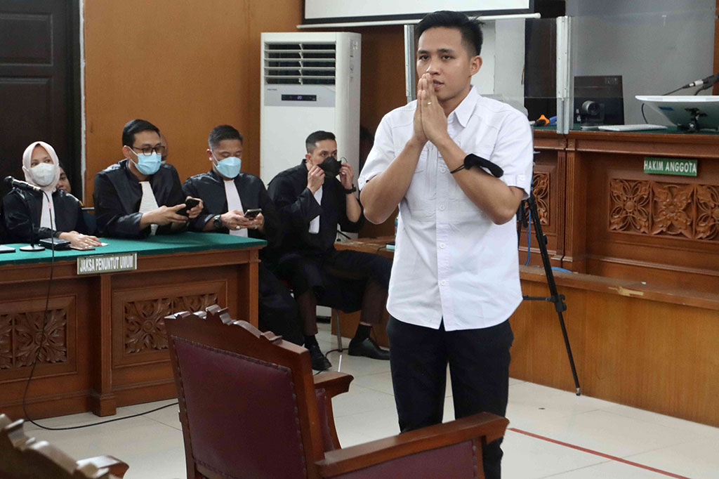 Hakim menyatakan bahwa Richard Eliezer terbukti secara sah dan meyakinkan bersalah melanggar Pasal 340 subsider Pasal 338 juncto Pasal 55 ayat (1) ke-1 KUHP.