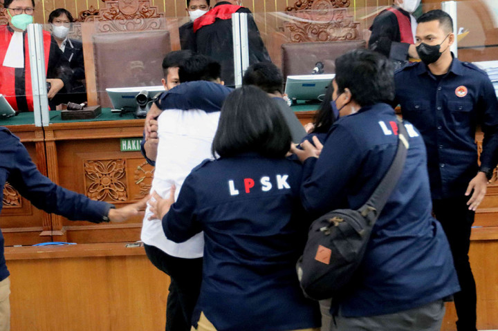 Dalam menyusun putusan tersebut, hakim mempertimbangkan hal-hal yang memberatkan dan meringankan. Hal-hal yang memberatkan, hubungan dekat dengan korban tidak dihargai oleh Eliezer. 