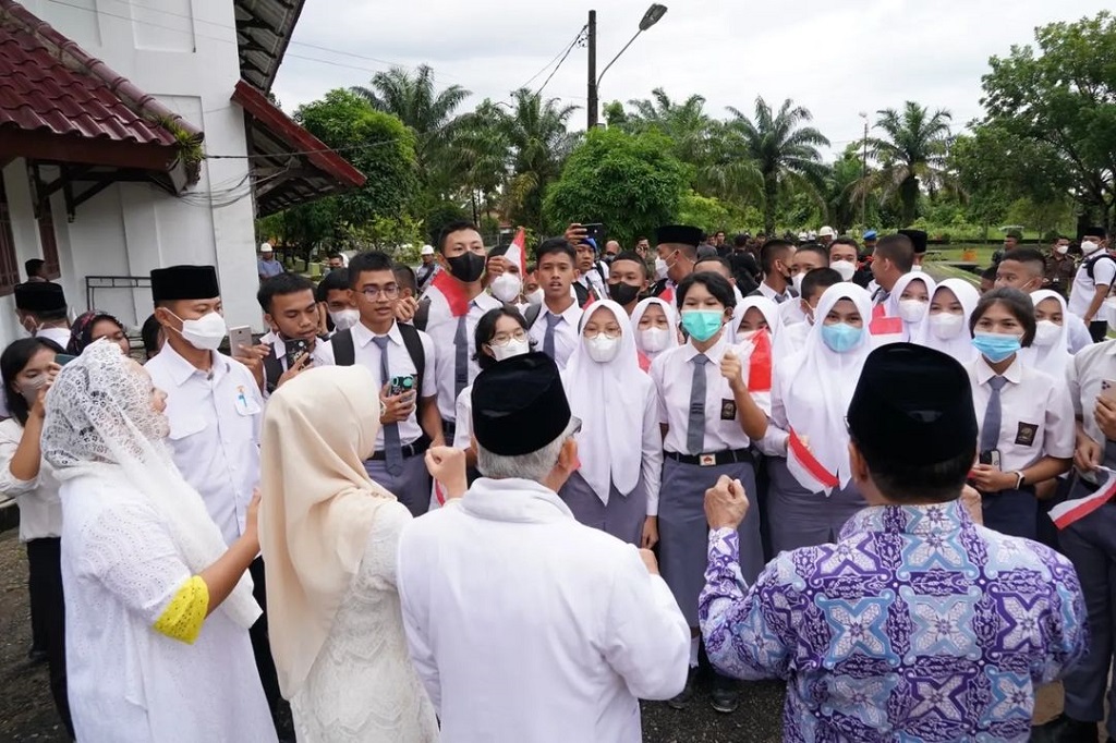 SMA Negeri 1 Matauli Pandan sudah berdiri sejak tahun 1994, dan saat ini sudah ada 29 angkatan dan sudah meluluskan sebanyak 26 angkatan. Jadi jumlah siswa yang sekarang ini sedang menempuh pendidikan di SMA
Negeri 1 Matauli Pandan sebanyak 1.211 siswa,
