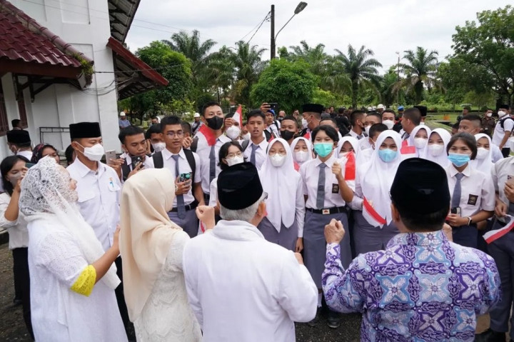 SMA Negeri 1 Matauli Pandan sudah berdiri sejak tahun 1994, dan saat ini sudah ada 29 angkatan dan sudah meluluskan sebanyak 26 angkatan. Jadi jumlah siswa yang sekarang ini sedang menempuh pendidikan di SMA
Negeri 1 Matauli Pandan sebanyak 1.211 siswa,