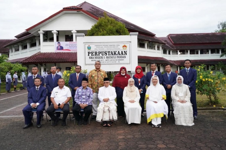 Deden mengatakan jumlah guru yang ada di SMAN 1 Matauli Pandan sebanyak 82 orang dan tenaga pendidik sebanyak 64 orang, sementara kurikulum yang diterapkan yaitu kurikulum merdeka dengan kategori mandiri berbagi.