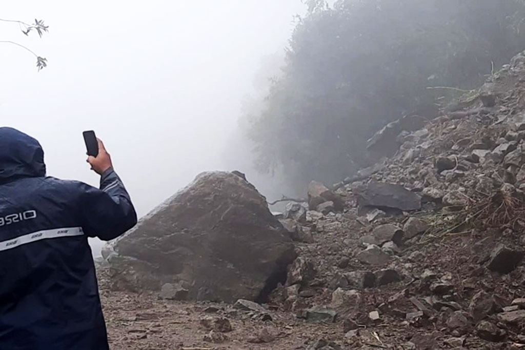 Tidak ada korban jiwa akibat tanah longsor di perbukitan Desa Gondosuli, Kecamatan Tawangmangu, Karanganyar tersebut. Namun sejak Selasa sore hingga Rabu siang, jalan terpaksa masih ditutup karena material tanah dan batu sebesar rumah belum bisa disingkirkan.