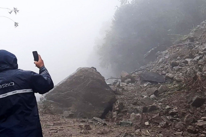 Tidak ada korban jiwa akibat tanah longsor di perbukitan Desa Gondosuli, Kecamatan Tawangmangu, Karanganyar tersebut. Namun sejak Selasa sore hingga Rabu siang, jalan terpaksa masih ditutup karena material tanah dan batu sebesar rumah belum bisa disingkirkan.