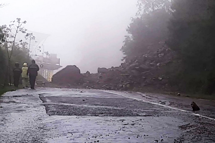 Pemantauan pada Rabu siang, kabut masih sering muncul di kawasan perbukitan Lawu. Upaya pembersihan belum bisa dilakukan hingga Rabu siang, karena hujan yang masih berlangsung dikhawatirkan akan memunculkan longsor susulan.