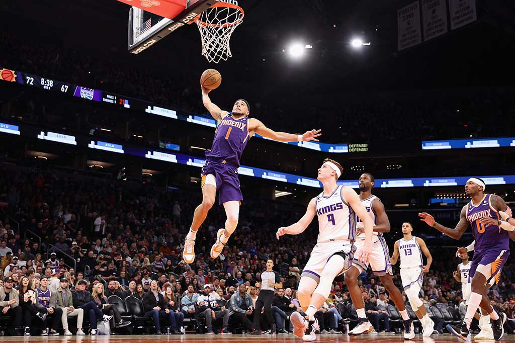 Devin Booker mencetak 32 poin, Deander Ayton mencatat dwiganda dengan 29 poin dan 11 rebound. Sementara Kevin Durant yang baru direkrut dari Brooklyn Nets hanya menonton dari bangku cadangan.