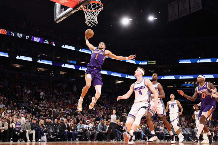 Devin Booker mencetak 32 poin, Deander Ayton mencatat dwiganda dengan 29 poin dan 11 rebound. Sementara Kevin Durant yang baru direkrut dari Brooklyn Nets hanya menonton dari bangku cadangan.