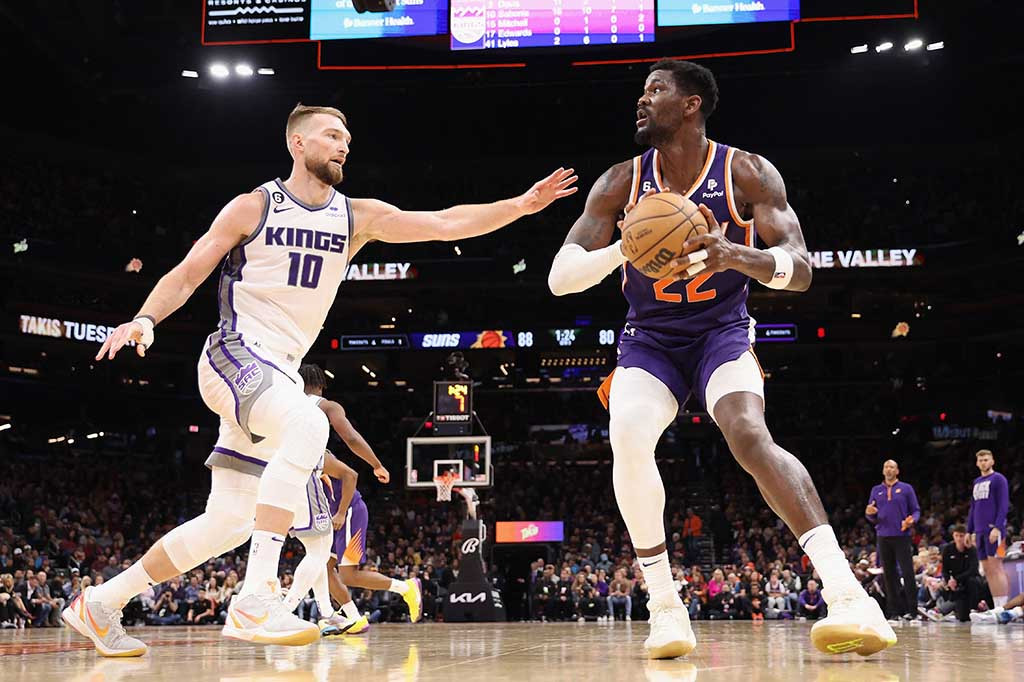 Phoenix Suns berhasil membekuk Sacramento Kings dengan skor akhir 120-109, meski tanpa rekrutan bintang barunya Kevin Durant, dalam laga lanjutan NBA yang digelar di Footprint Center Arizona, Rabu, 15 Februari 2023 WIB.