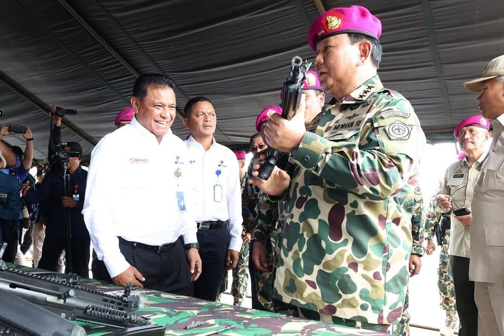 “Mau tidak mau kalau Indonesia mau merdeka dan makmur, menjadi negara maju, kita harus punya TNI yang sangat kuat, Angkatan Laut yang sangat kuat dan Korps Marinir yang sangat kuat. Karena itulah TNI AL akan kita perkuat, Marinir akan kita modernisasi,” tegas Menhan Prabowo.
