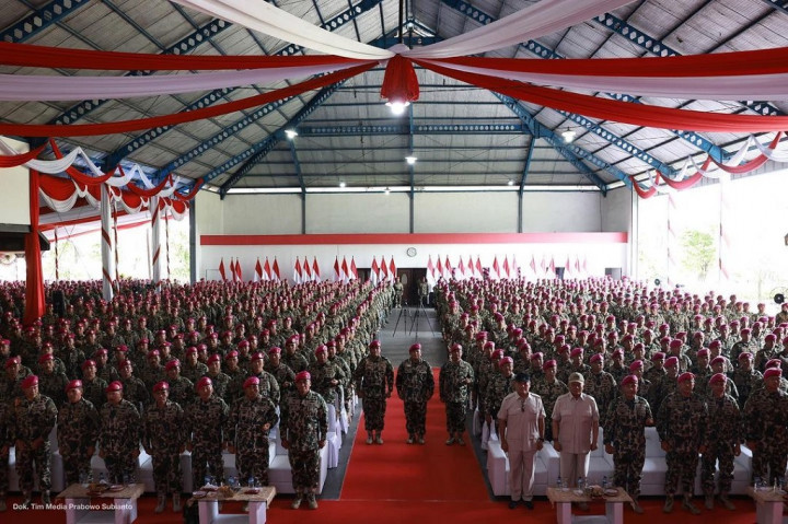 Di depan 2.000 prajurit Korps Marinir Menhan Prabowo menekankan, sebagai negara yang besar, luas dan kaya, Indonesia harus memiliki pertahanan yang kuat.