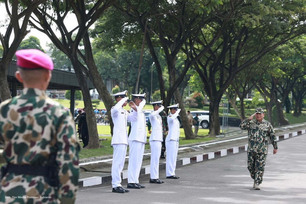 Pengarahan Menhan ini dilaksanakan usai upacara pengangkatan Menhan sebagai warga kehormatan dan brevet kehormatan Korps Marinir yang dipimpin langsung oleh Kepala Staf TNI AL Laksamana Muhammad Ali didampingi Komandan Korps Marinir Mayjen (Mar) Widodo Dwi Purwanto.