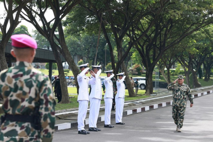 Pengarahan Menhan ini dilaksanakan usai upacara pengangkatan Menhan sebagai warga kehormatan dan brevet kehormatan Korps Marinir yang dipimpin langsung oleh Kepala Staf TNI AL Laksamana Muhammad Ali didampingi Komandan Korps Marinir Mayjen (Mar) Widodo Dwi Purwanto.