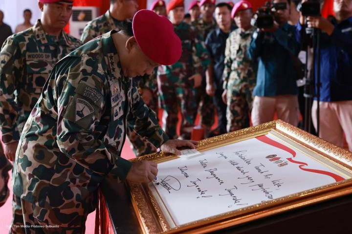“Hari ini saya mendapat kehormatan diangkat menjadi warga kehormatan Korps Marinir. Ini adalah suatu kehormatan yang besar, dan suatu kebanggaan. Saya terima dengan penuh rasa haru dan rasa kebanggaan,” ungkap Menhan Prabowo.