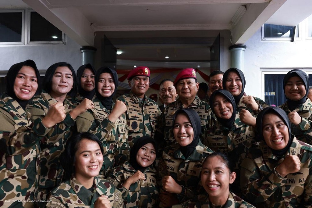 Menhan Prabowo di depan para prajurit Korps Marinir mengucapkan terimakasih atas pengangkatannya sebagai warga kehormatan Korps Marinir. Menhan merasa bangga karena Korps baret ungu memiliki sejarah yang gemilang dalam sejarah Republik Indonesia.