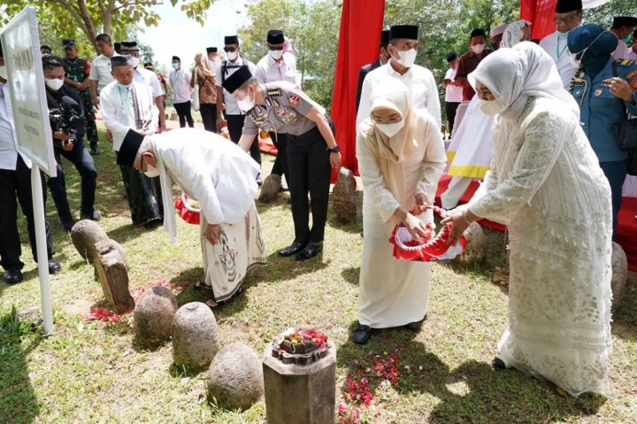 Saat berkunjung ke Barus, Wapres beserta Ibu Hj. Wury Ma’ruf Amin menyempatkan diri berziarah ke komplek makam yang memiliki luas 3 Ha dengan 215 pasang batu nisan tersebut, seraya bertahlil dan memanjatkan doa untuk para ulama terdahulu, Rabu, 15 Februari 2023.
