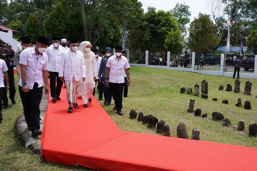 Wapres beserta Ibu Hj. Wury Ma’ruf Amin berziarah ke makam para Ulama di Kota Barus.