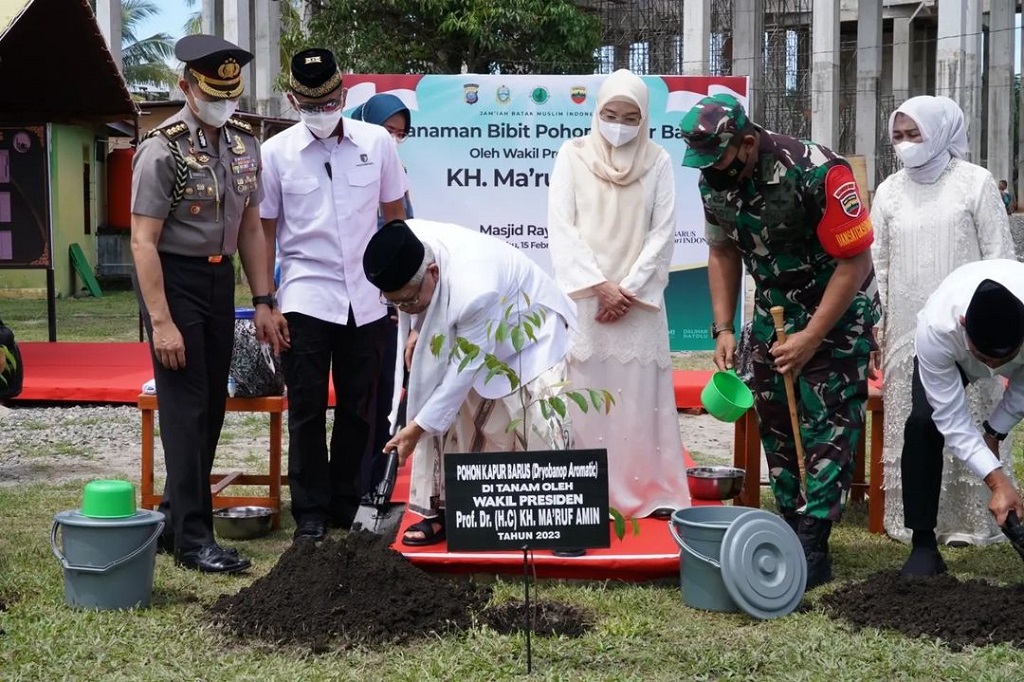 Usai menghadiri acara tersebut, Wapres bergegas melanjutkan agenda kegiatan berikutnya, yaitu melakukan penanaman pohon kapur barus di Halaman Masjid Raya Barus, Jl. Ahmad Yani Kampung Solok, Tapanuli Tengah.