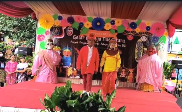 Fashion show pakaian daerah yang dibuat sendiri oleh para siswa, diharapkan menjadi wadah mengenal dan mencintai budaya Indonesia.