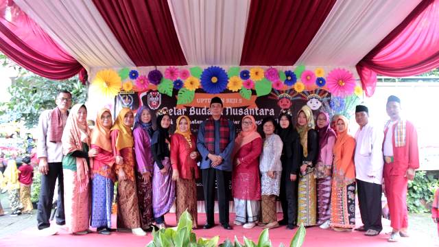 Kepala sekolah serta jajaran guru SDN Beji 5 Depok yang ikut memeriahkan kegiatan P5 dengan pakaian adat Nusantara.