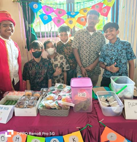 Beragam kuliner buatan sendiri ini menyajikan aneka cita rasa yang lezat dan mantap. Antara lain donat, es mambo, kerupuk kembang goyang, dan lainnya.