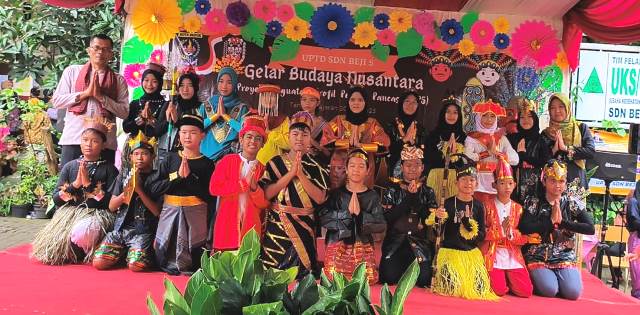 Penampilan beragam pakaian adat Nusantara dalam pelaksanaan P5 di SDN Beji 5 Depok.
