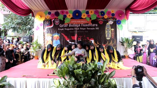 Tarian daerah dan kontemporer yang kompak dilakukan siswa dan guru.