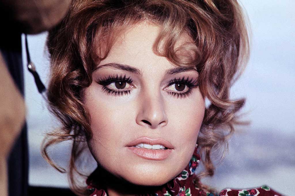 Raquel Welch, aktris AS yang menjadi simbol seks internasional setelah tampil dengan bikini kulit rusa di 'One Million Years BC', meninggal Rabu, 15 Februari 2023 waktu setempat. Welch meninggal di usia 82 tahun.