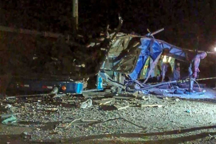 Bangkai bus yang mengangkut puluhan imigran yang mengalami kecelakaan dan mengakibatkan 39 orang tewas di Gualaca, Panama pada Rabu 15 Februari 2023 waktu setempat.