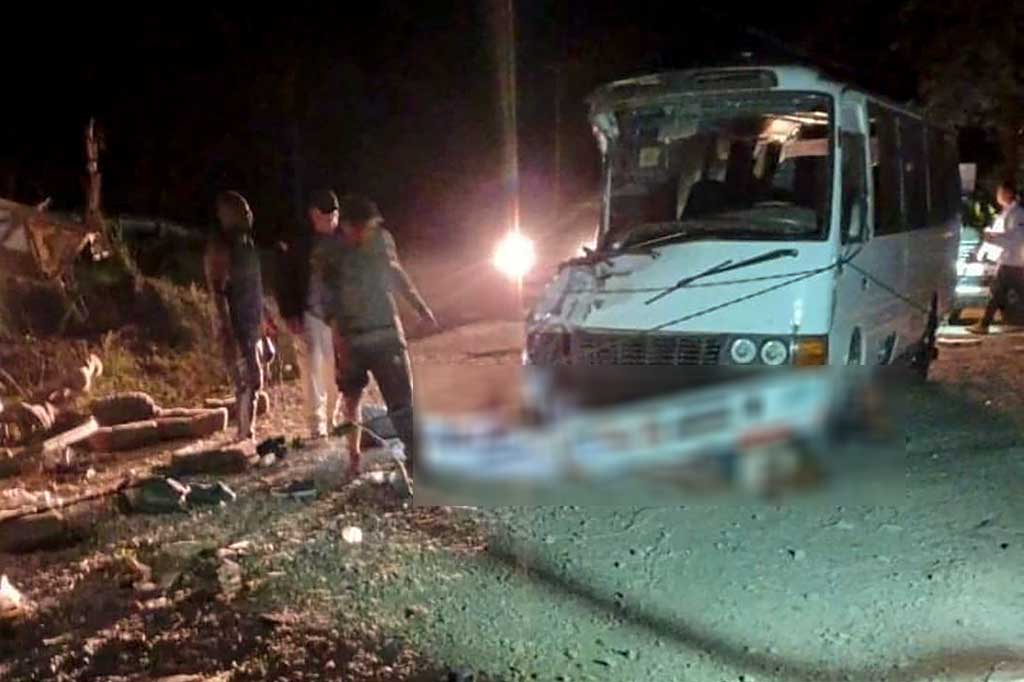 Bus itu membawa 66 penumpang ketika mengalami kecelakaan dan terjun ke jurang serta menabrak kendaraan lain di bawahnya, sekitar 400 kilometer (250 mil) barat ibu kota Panama City.