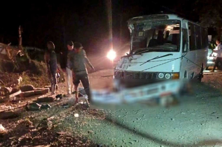 Bus itu membawa 66 penumpang ketika mengalami kecelakaan dan terjun ke jurang serta menabrak kendaraan lain di bawahnya, sekitar 400 kilometer (250 mil) barat ibu kota Panama City.