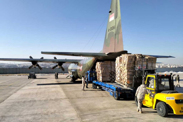 Tentara Nasional Indonesia (TNI) saat ini tengah memperbantukan pesawat angkut Hercules C-130 beserta awak pesawatnya kepada Pemerintah Turki. Pesawat yang mengangkut peralatan SAR serta bantuan kemanusiaan tersebut akan berada di Turki hingga 20 Februari mendatang,