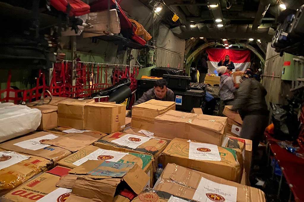 Hingga Selasa, 14 Februari, pesawat TNI AU Hercules C-130 telah dua kali mendistribusikan bantuan logistik ke Bandara Kahramanmaras. Bantuan logistik tahap pertama yang dikirimkan berupa pakaian untuk semua umur, selimut, seprai, serta perlengkapan mandi dan sanitasi dengan total 7,5 ton. Kemudian, pada tahap kedua, pesawat itu mengangkut logistik seberat 8,5 ton yang terdiri atas kasur, bantal, selimut, syal, dan bahan makanan.