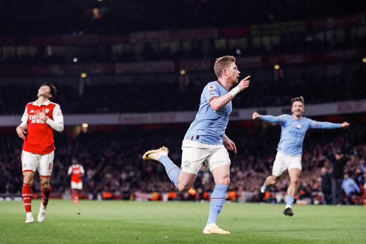 City membungkam pendukung tuan rumah lewat gol Kevin De Bruyne pada menit ke-24. Takehiro Tomiyasu melakukan kesalahan saat backpassnya ke ke kiper Aaron Ramsdale terlalu lemah saat mendapat tekanan dari Jack Grealish. Bola langsung disambar De Bruyne dengan tembakan chip melewati Ramsdale yang sudah keluar dari wilayahnya. Skor menjadi 1-0.