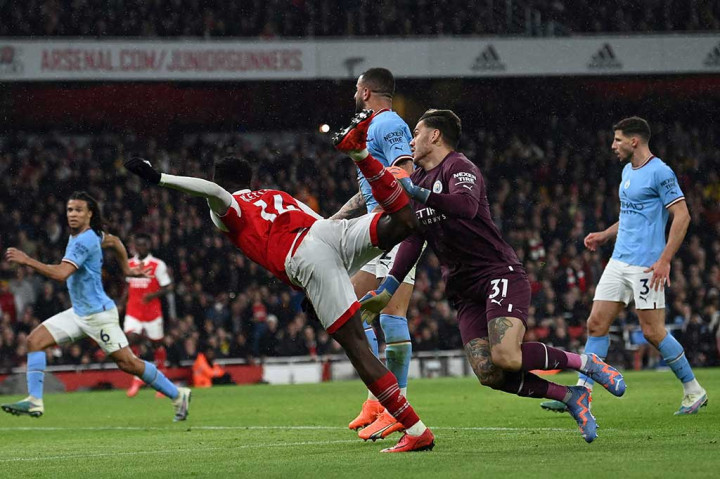 The Gunners mendapatkan hadiah penalti pada menit ke-40. Wasit menunjuk titik putih setelah Eddie Nketiah dilanggar Ederson di kotak penalti.