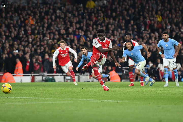 Bukayo Saka yang maju sebagai eksekutor menjalankan tugasnya dengan baik. Eksekusinya ke pojok kanan gawang mengecoh Ederson. Babak pertama berakhir dengan skor 1-1.