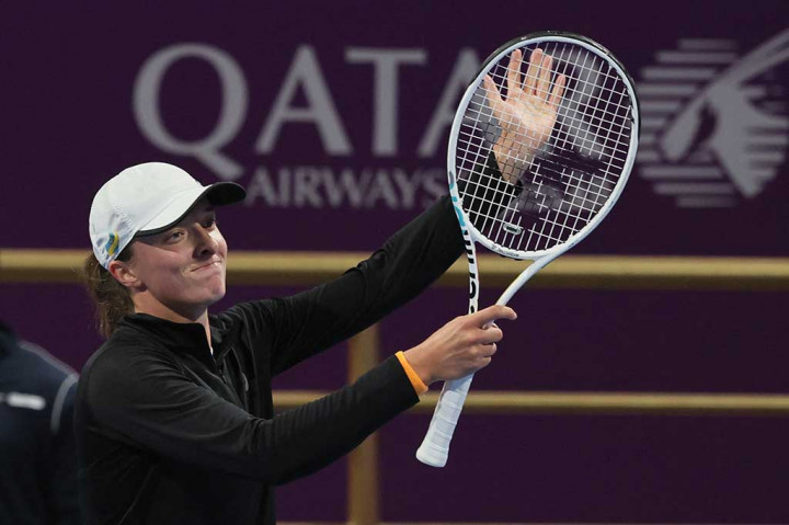 Petenis Polandia itu dijadwalkan menghadapi Belinda Bencic di perempat final, Kamis, 16 Februari, tetapi juara Abu Dhabi itu mengundurkan diri dari turnamen setelah membukukan kemenangan atas Victoria Azarenka.