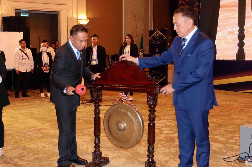 Sebelumnya, KLB PSSI resmi dibuka pada pukul 10.30 WIB, ditandai dengan pemukukan gong oleh Menteri Pemuda dan Olahraga (Menpora) Zainudin Amali yang didampingi Ketua Umum PSSI Mochamad Iriawan. Kongres tersebut salah satunya mengagendakan pemilihan Ketua Umum PSSI. 