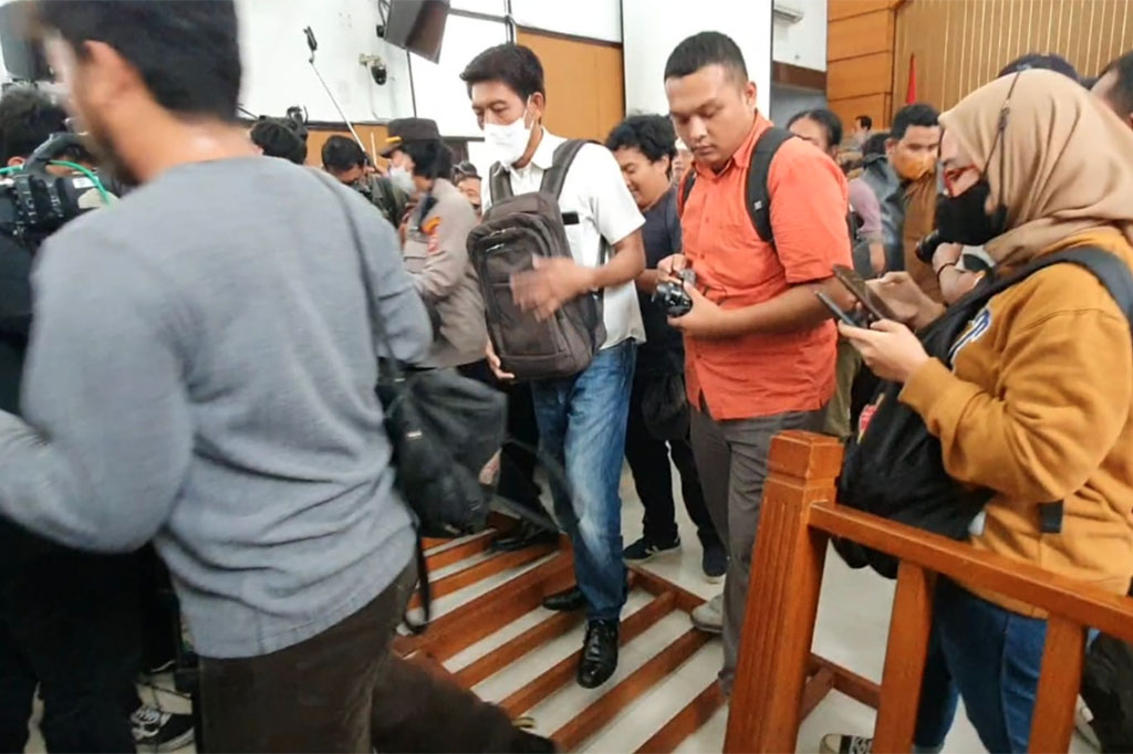 Kericuhan sempat terjadi setelah puluhan fans Bharada Richard Eliezer atau Bharada E merangsek masuk ke dalam gedung Pengadilan Negeri Jakarta Selatan, pascapembacaan putusan vonis, Rabu, 15 Februari 2023.