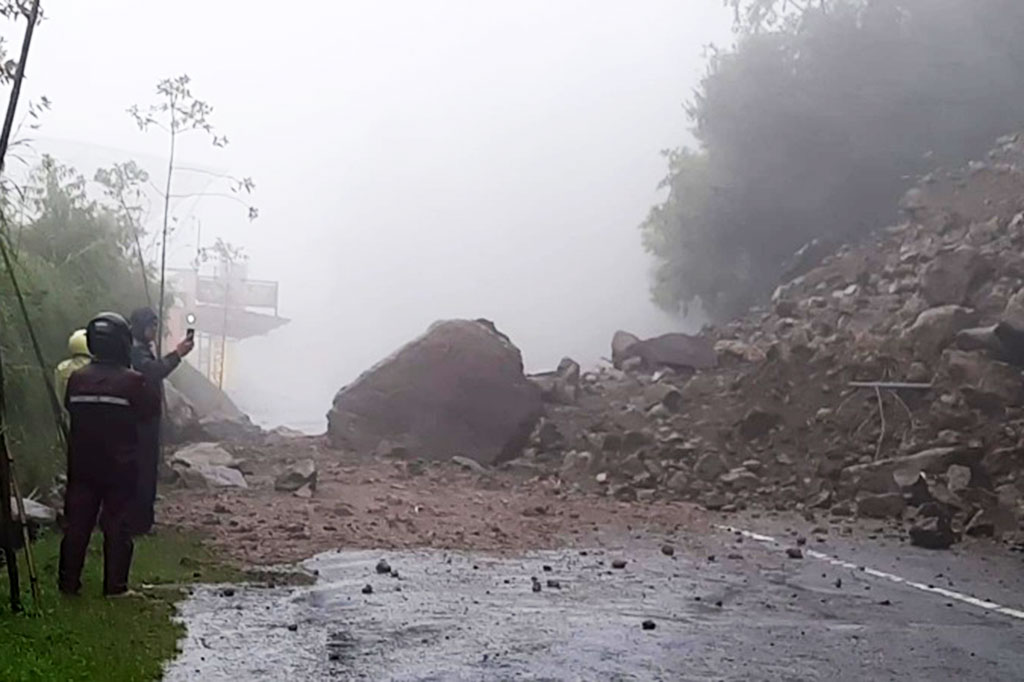 Hujan deras di kawasan Tawangmangu sepanjang Selasa, 14 Februari hingga Rabu, 15 Februari 2023 mengakibatkan bencana longsor tanah berikut batu raksasa yang menutup jalan tembus Tawangmangu, Jateng dengan Magetan, Jatim.