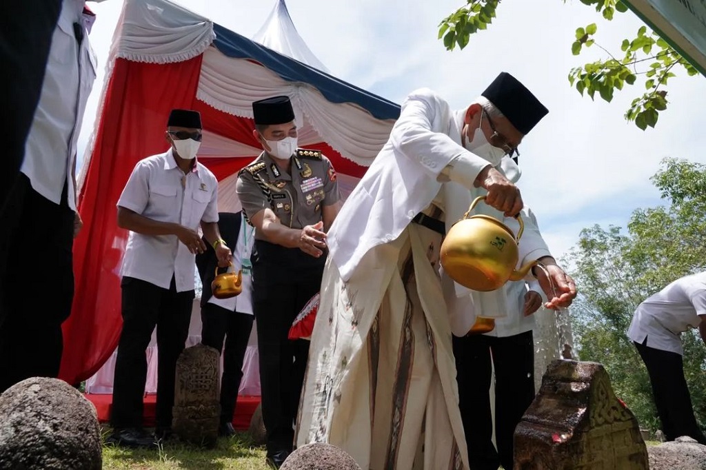 Saat berkunjung ke Barus, Wapres beserta Ibu Hj. Wury Ma’ruf Amin menyempatkan diri berziarah ke Kompleks Pemakaman Mahligai, di Desa Aek Dakka, Kota Barus.