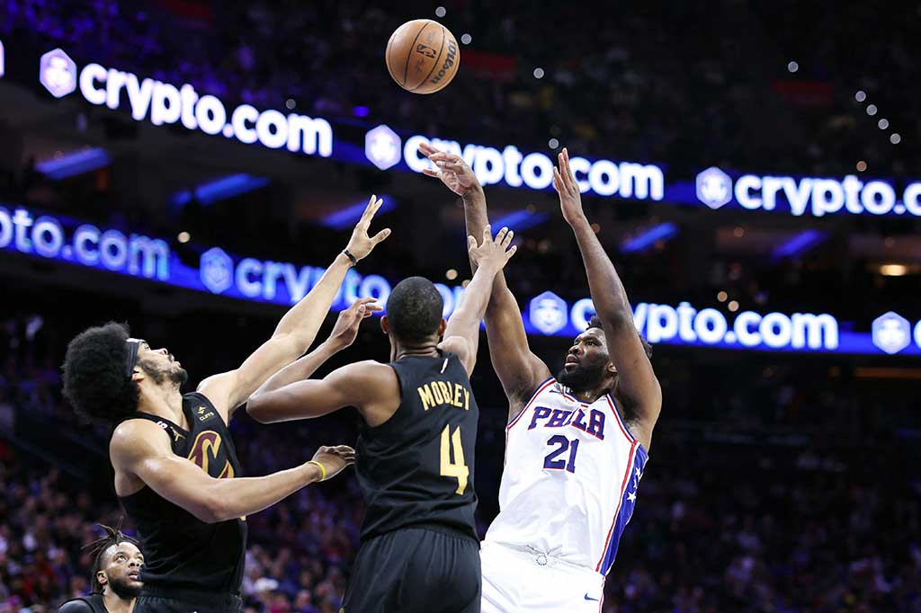 Embiid membantu Philadelphia 76ers dengan dwiganda dan skor terbanyak yakni 29 poin disertai dengan 14 rebound.