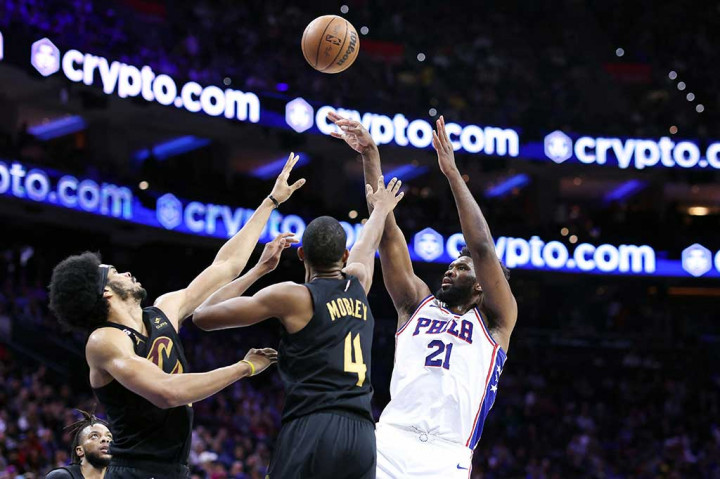Embiid membantu Philadelphia 76ers dengan dwiganda dan skor terbanyak yakni 29 poin disertai dengan 14 rebound.