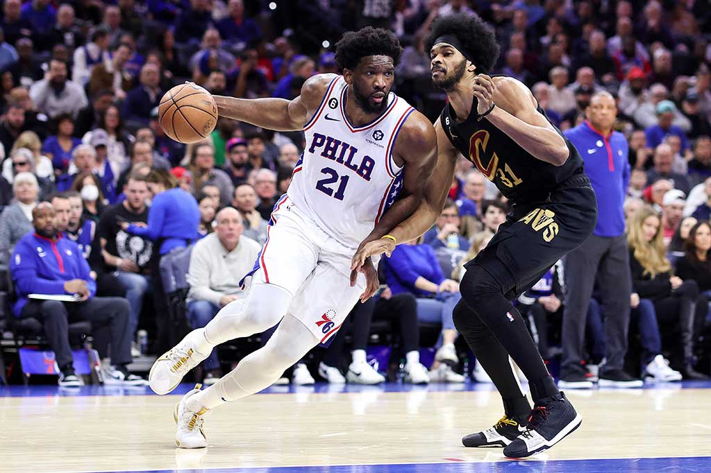 Embiid melampaui torehan 10 ribu poin di awal kuarter pertama. Dia menyelesaikan capaian tersebut dalam 373 gim dalam kariernya di NBA.