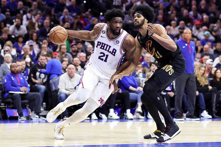 Embiid melampaui torehan 10 ribu poin di awal kuarter pertama. Dia menyelesaikan capaian tersebut dalam 373 gim dalam kariernya di NBA.