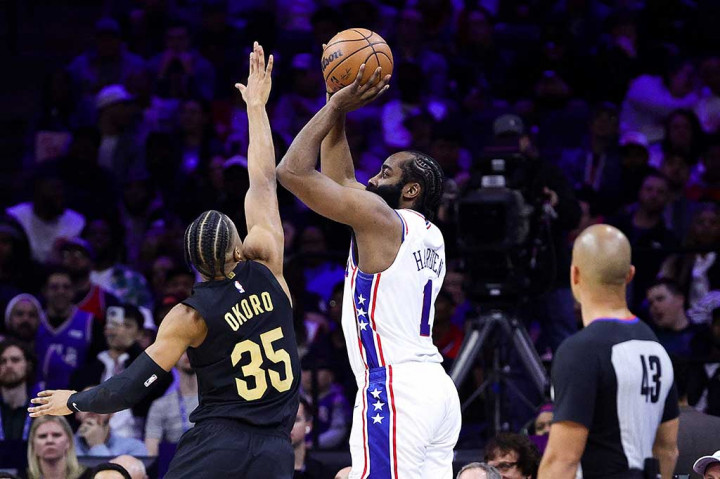 James Harden juga mencetak double-double dengan 19 poin dan 12 assist.