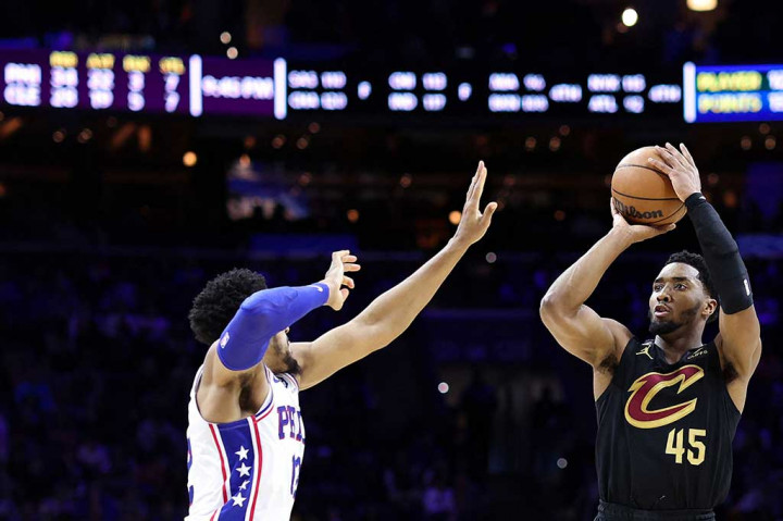 Sementara dari kubu Cavaliers poin terbanyak dicetak oleh Donovan Mitchell dengan 33 poin, Darius Garland 27 poin, Evan Mobley 23 poin, dan Jarrett Allen 12 poin.