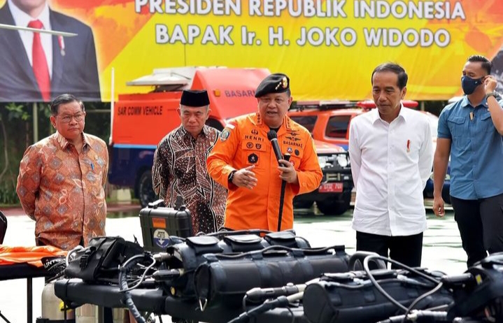 Oleh karena itu, Jokowi mendorong agar Basarnas dapat memiliki sejumlah peralatan berteknologi mutakhir untuk mempercepat pencarian dan pertolongan saat terjadi bencana.