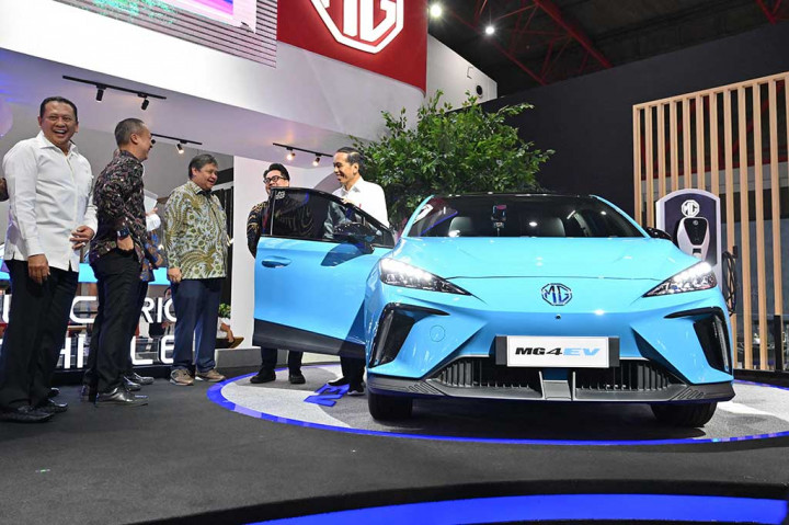 Presiden Joko Widodo melihat-lihat mobil yang dipamerkan pada ajang Indonesia International Motor Show (IIMS) 2023 di JI Expo, Kemayoran, Jakarta, Kamis, 16 Februari 2023.